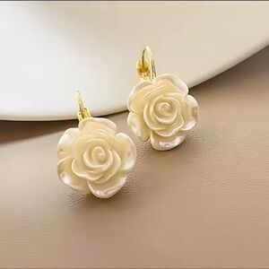 Elegant White Flower Earrings for Women 
       ~NEW~
—Makes a Great Gift
